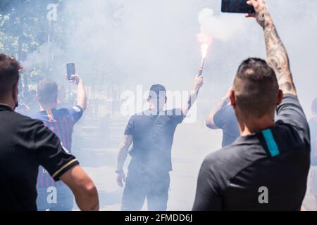 Barcellona, Spagna. 8 maggio 2021. Il tifoso del FC Barcelona è visto tenere in mano una luce bruciante. Il gruppo di tifosi degli Ultrasas del Football Club Barcelona, Boixos Nois (Crazy Boys) si sono riuniti fuori dallo stadio Camp Nou per motivare la squadra prima della partita contro il Club Atletico de Madrid per il 35° round della Liga, la lega di calcio spagnola. La vittoria di Barça metterà la squadra, attualmente in terza posizione, davanti all'Atletico de Madrid, che occupa la prima posizione. (Foto di Thiago Prudencio/SOPA Images/Sipa USA) Credit: Sipa USA/Alamy Live News Foto Stock