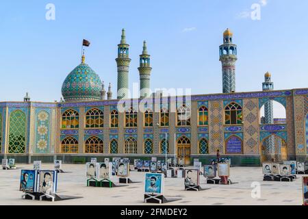 Tombe e ritratti di soldati uccisi nella guerra Iran-Iraq presso il santuario di Imamzadeh Hilal ibn Ali o Moschea Blu ad Aran va Bidgol. Iran. Foto Stock