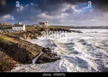 Alta marea e mare agile a Little Fistral a Newquay in Cornovaglia. Foto Stock