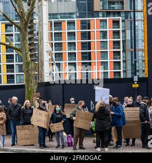 Protesta a Docklands, Londra dopo un incendio in una proprietà di Ballymore ancora rivestita in rivestimenti infiammabili anni dopo il disastro della torre di Grenfell. Foto Stock