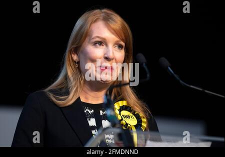 La candidata SNP per Edinburgh Eastern Ash Denham parla mentre ha tenuto il suo seggio per le elezioni parlamentari scozzesi all'Ingliston Highland Centre, Edimburgo. Data immagine: Sabato 8 maggio 2021. Foto Stock