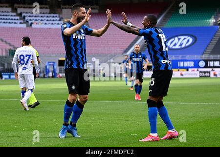 Milano, Italia. 8 maggio 2021. Roberto Gagliardini del FC Internazionale festeggia con Ashley Young dopo aver segnato il traguardo del 1-0 durante la Serie A Football Match tra FC Internazionale e Sampdoria UC allo stadio San Siro di Milano, 8 maggio 2021. Photo Mattia Ozbot/Insifefoto Credit: Insifefoto srl/Alamy Live News Foto Stock