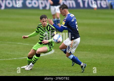 Oldham, Regno Unito. 8 maggio 2021. OLDHAM, REGNO UNITO. L'8 MAGGIO Oldham Athletic's Callum Whelan si presenta con Jake Young of Forest Green Rovers durante la partita Sky Bet League 2 tra Oldham Athletic e Forest Green Rovers al Boundary Park di Oldham sabato 8 maggio 2021. (Credit: Eddie Garvey | MI News) Credit: MI News & Sport /Alamy Live News Foto Stock