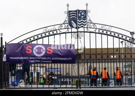 Protesta fuori dal Roots Hall stadio sede di Southend Utd come hanno giocato la loro partita finale della stagione, la loro ultima prima della relegazione Foto Stock