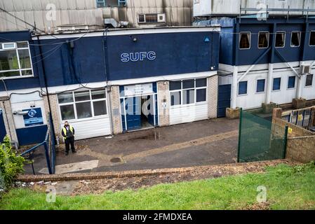 Sicurezza al di fuori del Roots Hall stadio sede di Southend Utd come hanno giocato la loro partita finale della stagione, la loro ultima prima retrocessione Foto Stock
