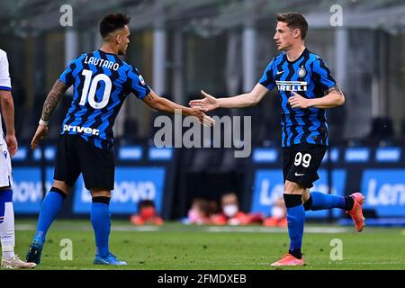 Milano, Italia. 8 maggio 2021. Lautaro Martinez e Andrea Pinamonti del FC Internazionale durante la Serie UNA partita di calcio tra FC Internazionale e Sampdoria UC allo stadio San Siro di Milano (Italia), 8 maggio 2021. Photo Mattia Ozbot/Insifefoto Credit: Insifefoto srl/Alamy Live News Foto Stock