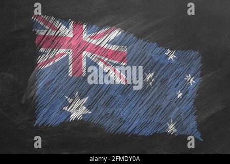 Bandiera nazionale dell'Australia disegnata a mano con gesso sulla lavagna. Bandiera che oscilla nel vento. Una di una grande serie di bandiere di paesi diversi. Istruzione, Foto Stock
