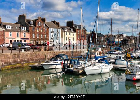 ARBROATH ANGUS SCOZIA VISTA DI CASE GEORGIANE COLORATE IN RIVA VIA E BARCHE NEL PORTO Foto Stock