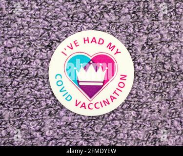 Londra, UK - 25 Aprile 2021: Primo piano di un adesivo di vaccinazione di Ive Had My Covid attaccato su un materiale di lana. Foto Stock