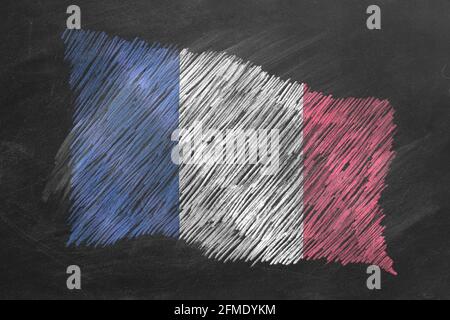 Bandiera nazionale francese disegnata a mano con gesso sulla lavagna. Bandiera che oscilla nel vento. Una di una grande serie di bandiere di paesi diversi. Istruzione, st Foto Stock