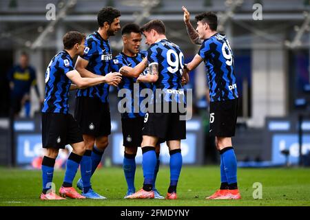 Milano, Italia. 08 maggio 2021. Andrea Pinamonti del FC Internazionale festeggia con i suoi compagni di squadra dopo aver segnato un gol durante la Serie A una partita di calcio tra FC Internazionale e UC Sampdoria. Credit: Nicolò campo/Alamy Live News Foto Stock