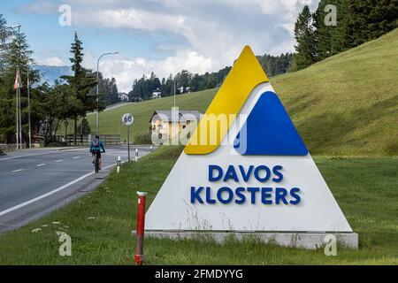 Davos, Svizzera - 17 luglio 2020: Davos è una stazione sciistica e comune del Cantone di Graubunden in Svizzera. Noto anche per la prestigiosa Foto Stock