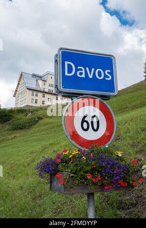 Davos, Svizzera - 17 luglio 2020: Davos è una stazione sciistica e comune del Cantone di Graubunden in Svizzera. Noto anche per la prestigiosa Foto Stock