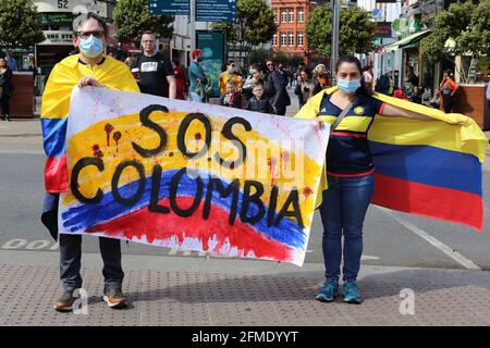 Manifestanti su Grafton Street a Dublino. Protestare per la gestione dei problemi da parte dei governi colombiani a livello nazionale. Foto Stock