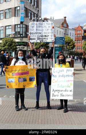 Manifestanti su Grafton Street a Dublino. Protestare per la gestione dei problemi da parte dei governi colombiani a livello nazionale. Foto Stock