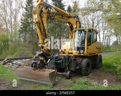 Ringe, Germania - 8 maggio 2021 un escavatore Atlas. È il fine settimana, quindi nessun lavoratore. La macchina viene fatta guidare su rotaie e strade Foto Stock