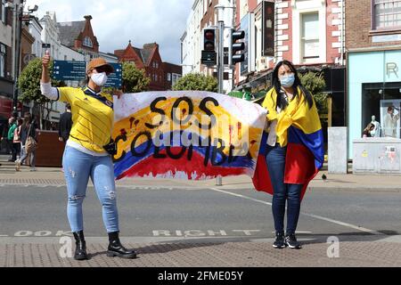 Manifestanti su Grafton Street a Dublino. Protestare per la gestione dei problemi da parte dei governi colombiani a livello nazionale. Foto Stock