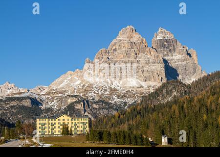 Misurina, Italia - 27 ottobre 2014: Cime delle tre Cime di Lavaredo viste dal lago Misurina in Italia Foto Stock