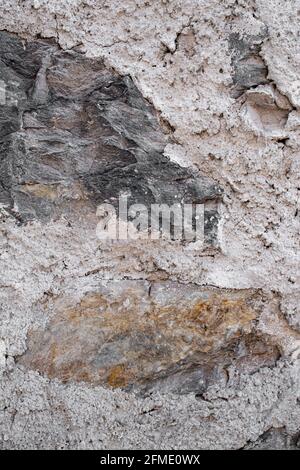 Rigolato, Italia - 30 luglio 2020: Muro con pietre naturali scavate Foto Stock