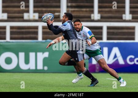 Newcastle, Regno Unito. 8 maggio 2021. George Wacokecoke di Newcastle Falcons, sotto la pressione di Curtis Rona, di London Irish, a Newcastle, Regno Unito, il 5/8/2021. (Foto di IAM Burn/News Images/Sipa USA) Credit: Sipa USA/Alamy Live News Foto Stock