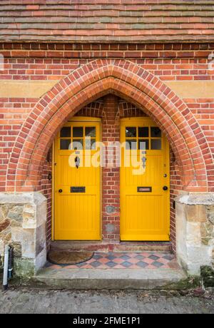 Porte gialle della tenuta Cowdray a Midhurst, West Sussex, Regno Unito Foto Stock