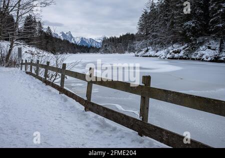 Chapfensee, Svizzera - 30 dicembre 2020: Il lago ghiacciato Chapfensee nei pressi di Mels, nel cantone svizzero di San Gallo Foto Stock
