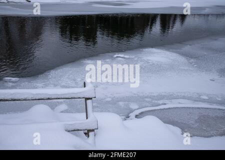 Chapfensee, Svizzera - 30 dicembre 2020: Paesaggio invernale innevato al lago Chapfensee vicino a Mels, nel cantone svizzero di San Gallo Foto Stock