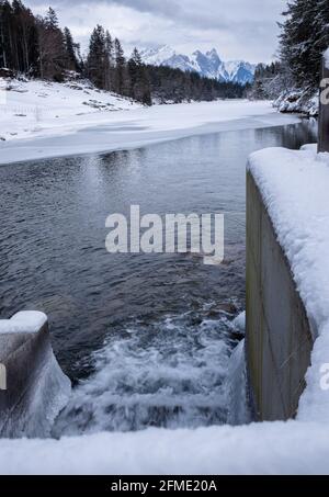 Chapfensee, Svizzera - 30 dicembre 2020: Paesaggio invernale innevato al lago Chapfensee vicino a Mels, nel cantone svizzero di San Gallo Foto Stock