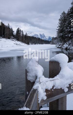 Chapfensee, Svizzera - 30 dicembre 2020: Paesaggio invernale innevato al lago Chapfensee vicino a Mels, nel cantone svizzero di San Gallo Foto Stock