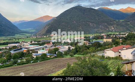 Mels, Italia - 11 settembre 2020: Vista panoramica mattutina di Mels e Glurns in Alto Adige Foto Stock