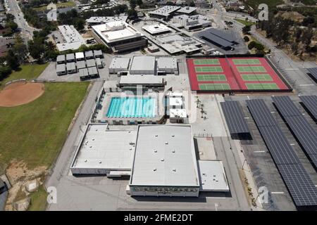 Una veduta aerea del campus della scuola superiore di Schurr, giovedì 14 aprile 2021, a Montebello, Calif. Foto Stock