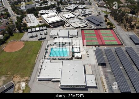 Una veduta aerea del campus della scuola superiore di Schurr, giovedì 14 aprile 2021, a Montebello, Calif. Foto Stock