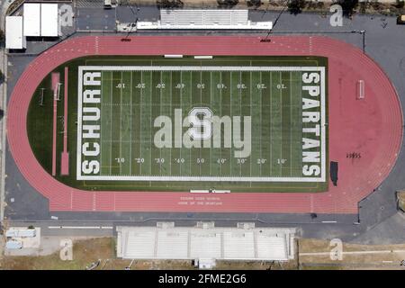 Una vista aerea della pista e del campo di Ken Davis alla scuola superiore di Schurr, giovedì 14 aprile 2021, a Montebello, Calif. Foto Stock