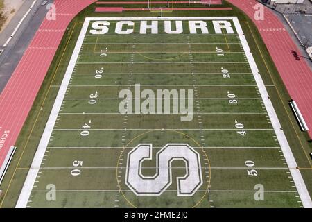 Una vista aerea della pista e del campo di Ken Davis alla scuola superiore di Schurr, giovedì 14 aprile 2021, a Montebello, Calif. Foto Stock