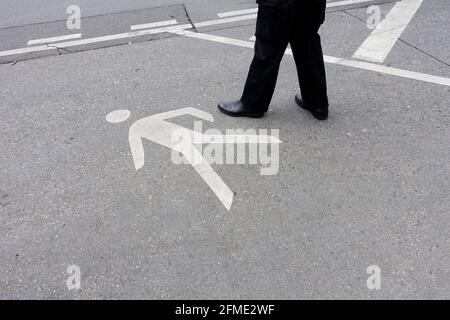 Pittogramma, attraversamento pedonale in una strada a Berlino Foto Stock