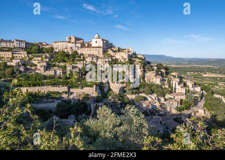 Gordes, Francia - 5 luglio 2020: Gordes è un pittoresco villaggio nel Vaucluse, vicino Avignone Foto Stock