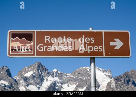 Col du Lautaret, Francia - 8 luglio 2020: Un segno che mostra la direzione della strada delle Alpi. Foto Stock