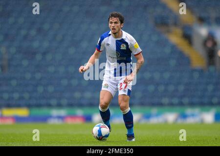 Blackburn, Regno Unito. 8 maggio 2021. Lewis Travis n° 27 di Blackburn Rovers con la palla a Blackburn, Regno Unito, il 5/8/2021. (Foto di Simon Whitehead/News Images/Sipa USA) Credit: Sipa USA/Alamy Live News Foto Stock