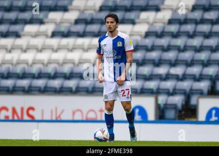 Blackburn, Regno Unito. 8 maggio 2021. Lewis Travis n° 27 di Blackburn Rovers con la palla a Blackburn, Regno Unito, il 5/8/2021. (Foto di Simon Whitehead/News Images/Sipa USA) Credit: Sipa USA/Alamy Live News Foto Stock