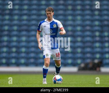 Blackburn, Regno Unito. 8 maggio 2021. Jacob Davenport n. 18 di Blackburn Rovers con la palla a Blackburn, Regno Unito il 5/8/2021. (Foto di Simon Whitehead/News Images/Sipa USA) Credit: Sipa USA/Alamy Live News Foto Stock