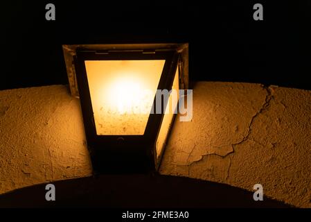 Menton, Francia - 2 luglio 2020: Arcade con la lampada nel centro storico di Mentone di notte Foto Stock