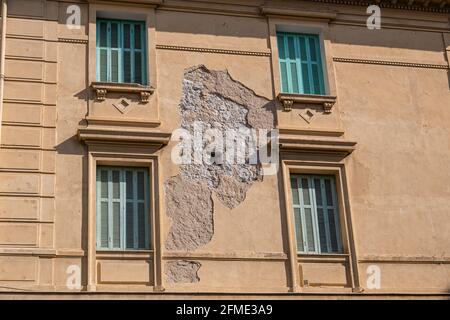 Menton, Francia - 2 luglio 2020: Facciata danneggiata di un vecchio edificio nel centro storico di Mentone Foto Stock