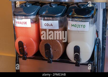 Menton, Francia - 2 luglio 2020: Bevande rinfrescanti ghiacciate con aromi di fragola, cola e mojito Foto Stock