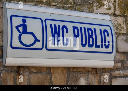 Sisteron, Francia - 7 luglio 2020: servizi igienici pubblici - WC nel centro della città di Sisteron Foto Stock