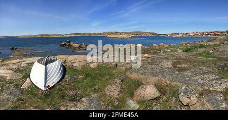 Smogen, Svezia - 1 giugno 2017: Imbarcazione sulla costa del fiordo svedese di Smogen Foto Stock