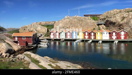 Smogen, Svezia - 1 giugno 2017: Idilliache cabine di pescatori colorati Smogenbryggan. Costruzioni tipiche di case di legno svedesi. Foto Stock