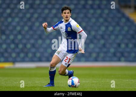 Blackburn, Regno Unito. 8 maggio 2021. John Buckley N. 21 di Blackburn Rovers corre con la palla a Blackburn, Regno Unito il 5/8/2021. (Foto di Simon Whitehead/News Images/Sipa USA) Credit: Sipa USA/Alamy Live News Foto Stock