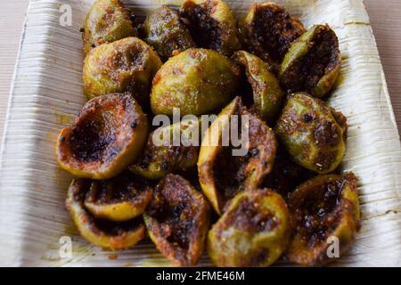 Gustosa Goonda o Gunde ki sabzi conosciuto anche come gumberry o colla ortaggi di bacche casa cucinata con masala indiano. Piatto laterale di frutta sabji di stagione mangiato wit Foto Stock