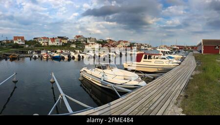 Goteborg, Svezia - 6 giugno 2017: Vista panoramica serale del pittoresco porto svedese di barche e yacht Foto Stock