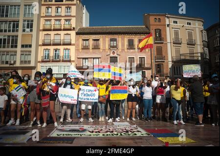 Malaga, Spagna. 8 maggio 2021. I manifestanti colombiani che indossano maschere di protezione tengono cartelli e bandiere mentre si riuniscono in Plaza de la Constitucion durante la manifestazione a sostegno del popolo colombiano e contro le riforme fiscali e sanitarie del presidente colombiano, Ivan Duque.le organizzazioni internazionali per i diritti umani hanno denunciato l'uso eccessivo della forza da parte dell'esercito colombiano contro i manifestanti dopo le proteste e gli scontri violenti scoppiati nel paese. Credit: SOPA Images Limited/Alamy Live News Foto Stock